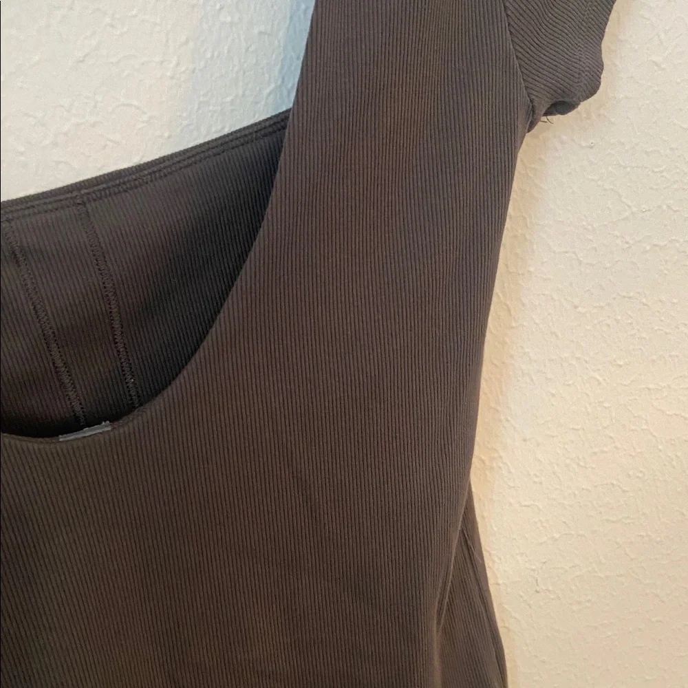 Vuori Green Pose Scoop Back Tee - Picture 4 of 7